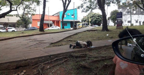 Foto: Niña guaraní bebiendo agua de un charco. ('Misiones Online')