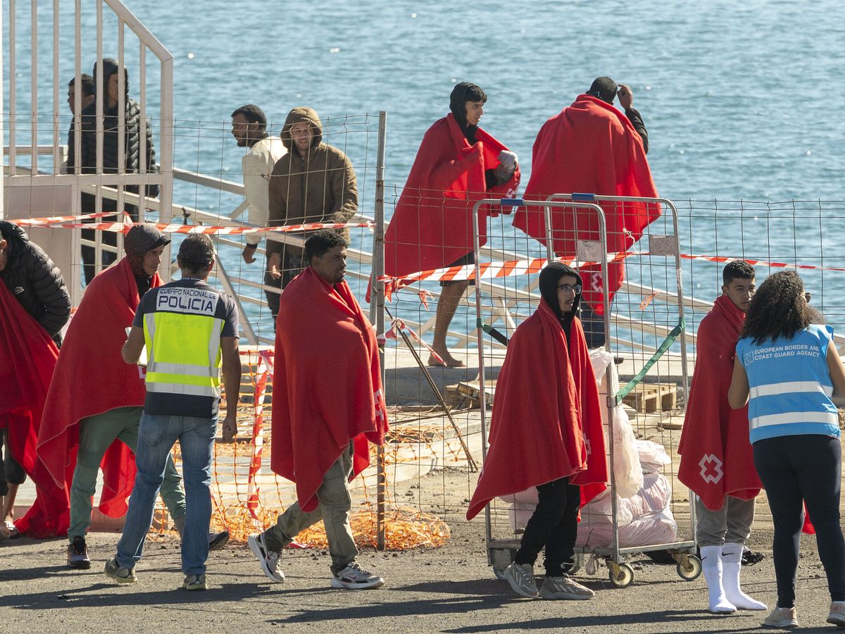 Foto: Imagen de archivo de un desembarco de migrantes en Canarias. (EFE/Adriel Perdomo)