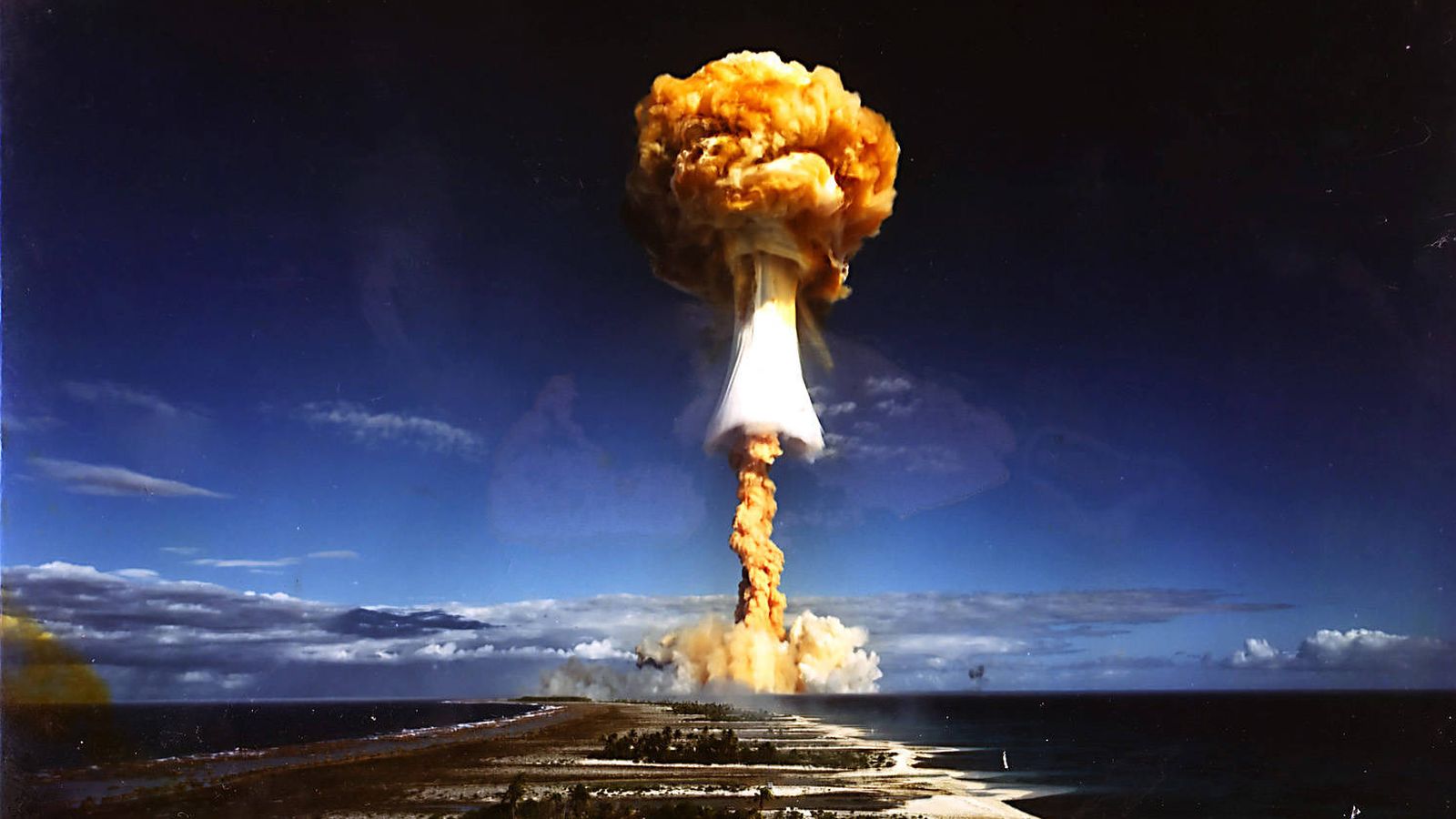 Foto: Foto de una bomba nuclear detonada por el gobierno francés en el atolón de Mururoa, en la Polinesia Francesa. 