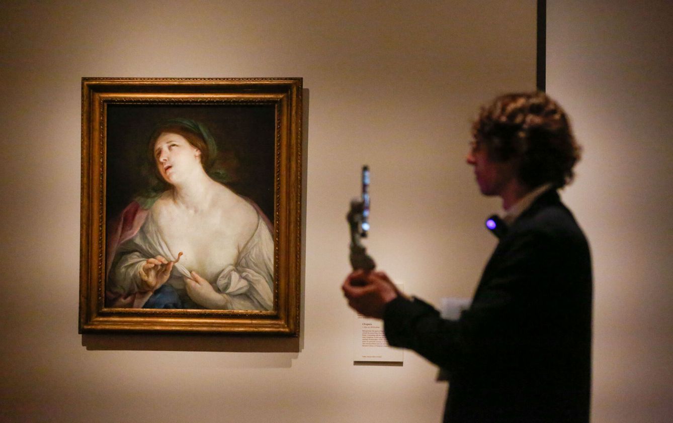 Un hombre, ante una de las obras de la exposición de Guido Reni en el Museo del Prado. EFE