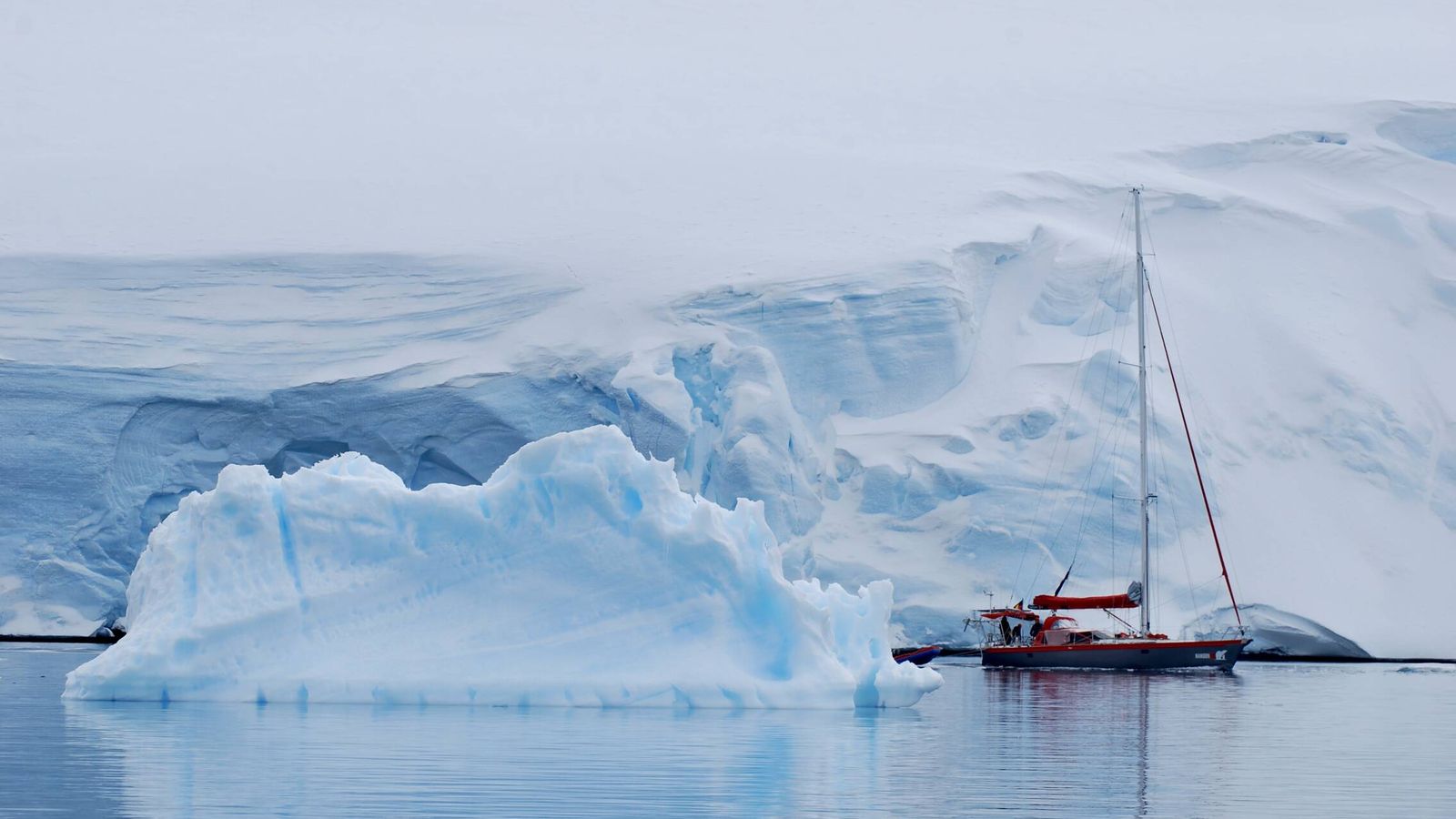 Un velero entre icebergs, en la Antártida (Anna Ferré-Mateu, astrofísica española en el Instituto de Astrofísica de Canarias y miembro de la expedición Homeward Bound)