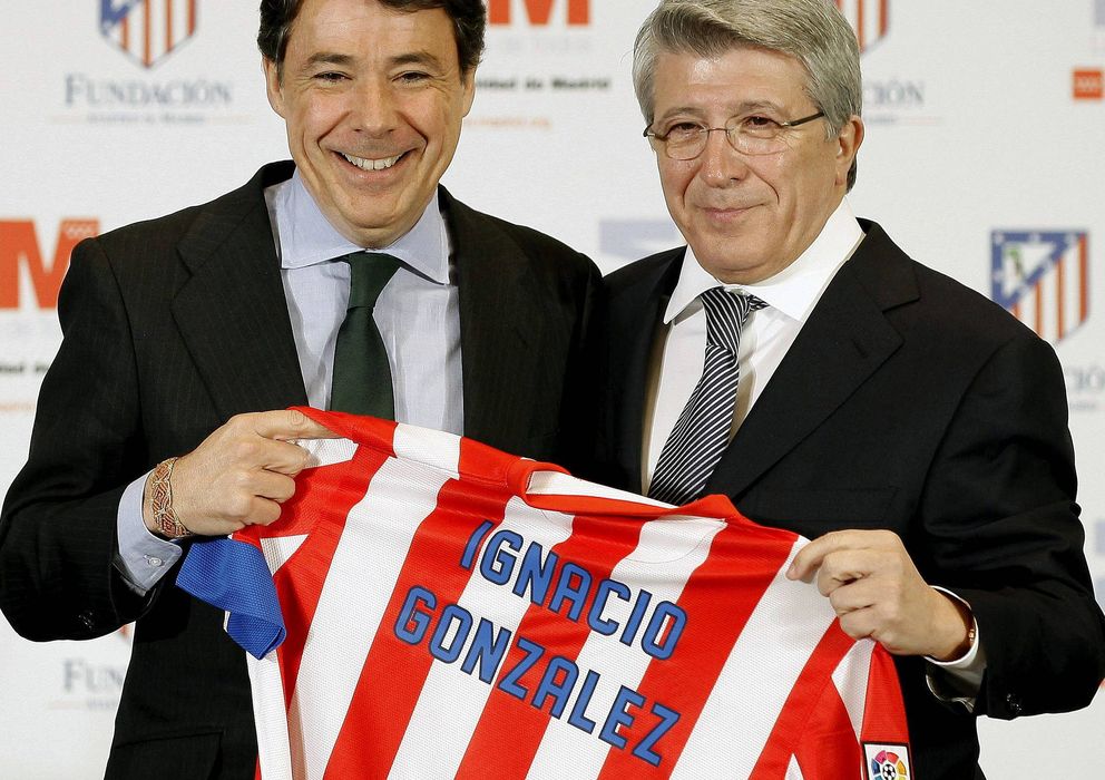 Foto: El presidente de la Comunidad, Ignacio González, junto con el máximo mandatario del Atlético de Madrid, Enrique Cerezo. 