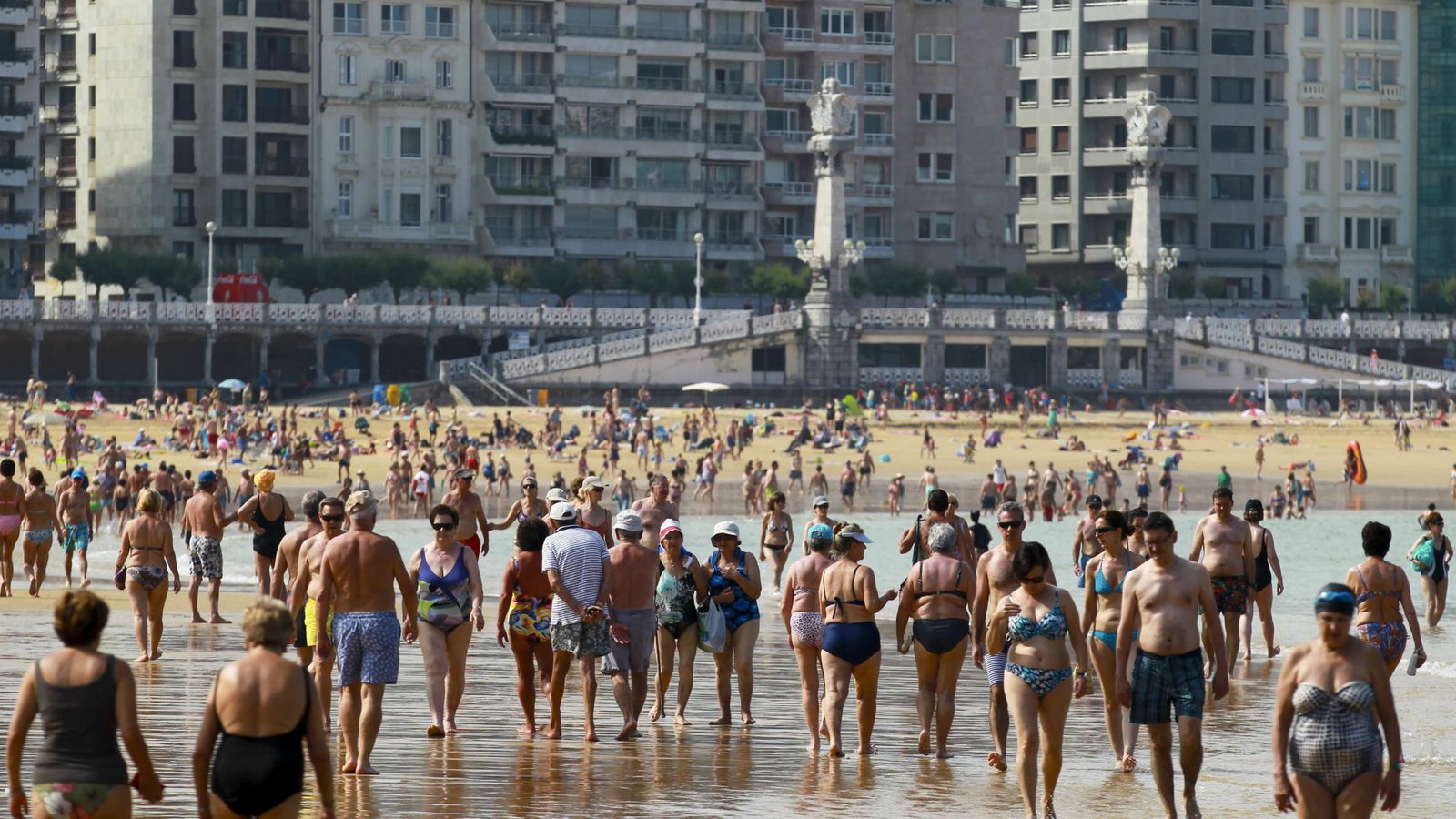 Foto: Los bañistas soportan en la playa la ola de calor en San Sebastián. (EFE)