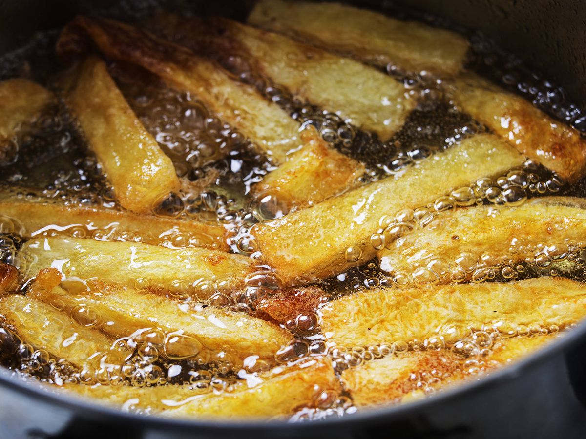Foto: Este es el ingrediente común de tu cocina que necesitas para que las patatas fritas queden muy crujientes. (iStock)