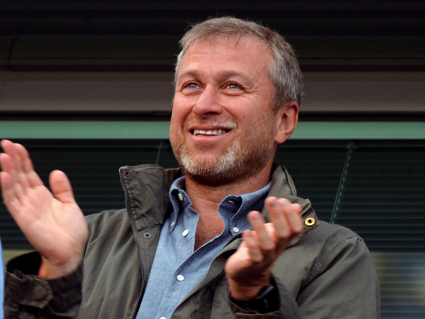 El multimillonario ruso Roman Abramovich, propietario del Chelsea, aplaude durante un partido en Stamford Bridge, Londres, en agosto de 2013. (Reuters)