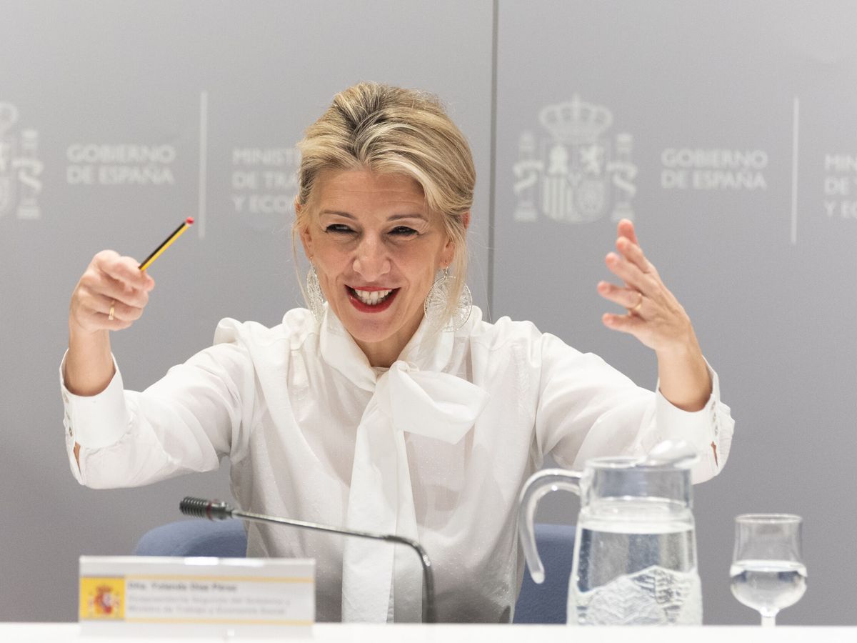 Foto: La vicepresidenta segunda y ministra de Trabajo, Yolanda Díaz, en una reunión en el ministerio. (Europa Press/Eduardo Parra)