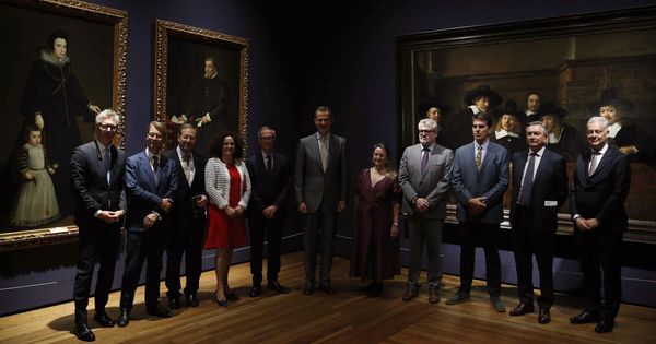 Foto: Felipe VI posa junto al ministro de Cultura en funciones, José Guirao, Amelia Válcarcel y Falomir, entre otros, en el Museo del Prado. (EFE)