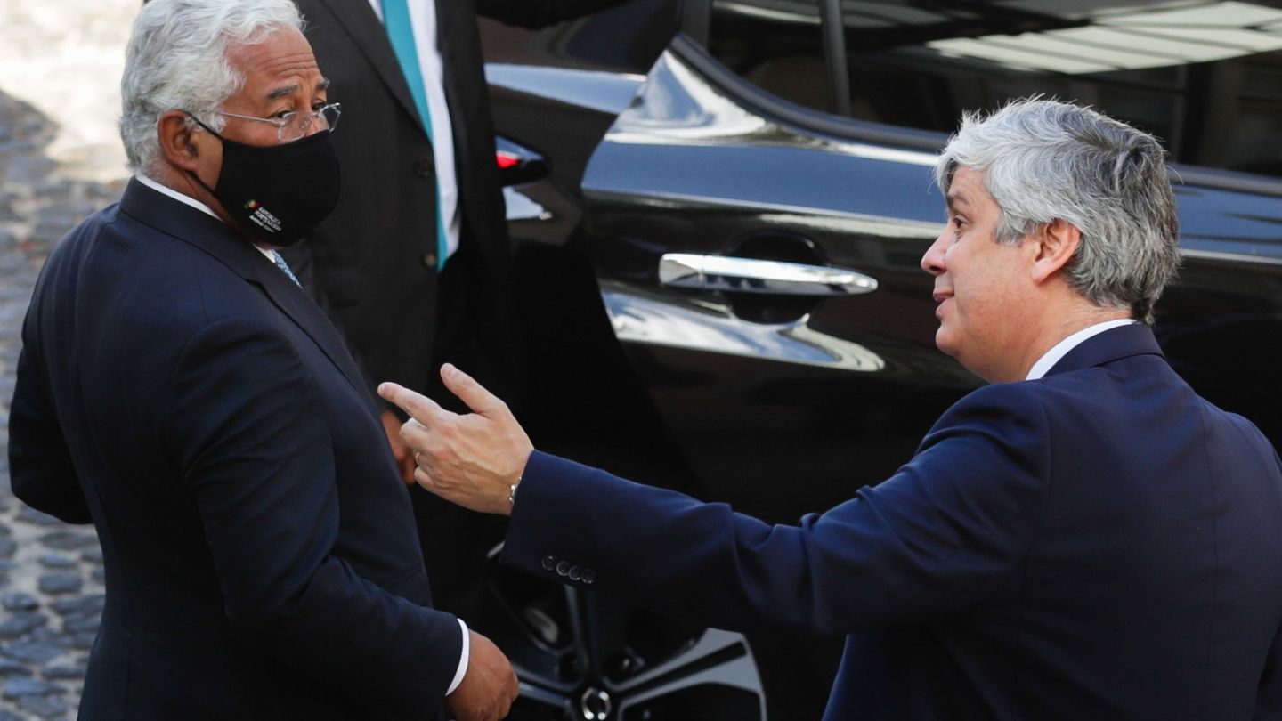El primer ministro portugués, Antonio Costa (i), y el nuevo gobernador del Banco de Portugal, Mario Centeno. (EFE)