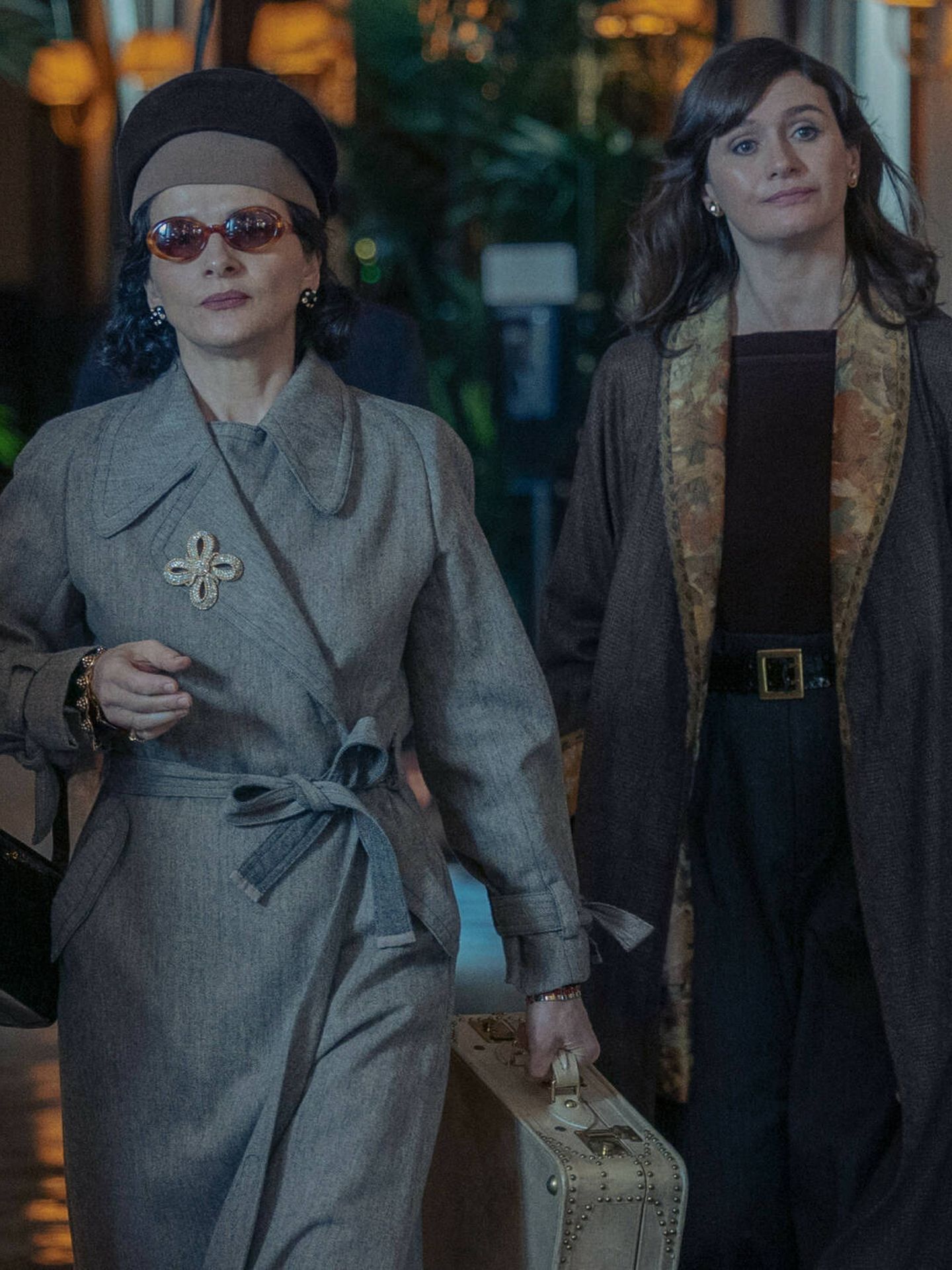 Juliette Binoche es Coco Chanel y Emily Mortimer es Elsa Lombardi en la serie 'The New Look'. (Apple TV)