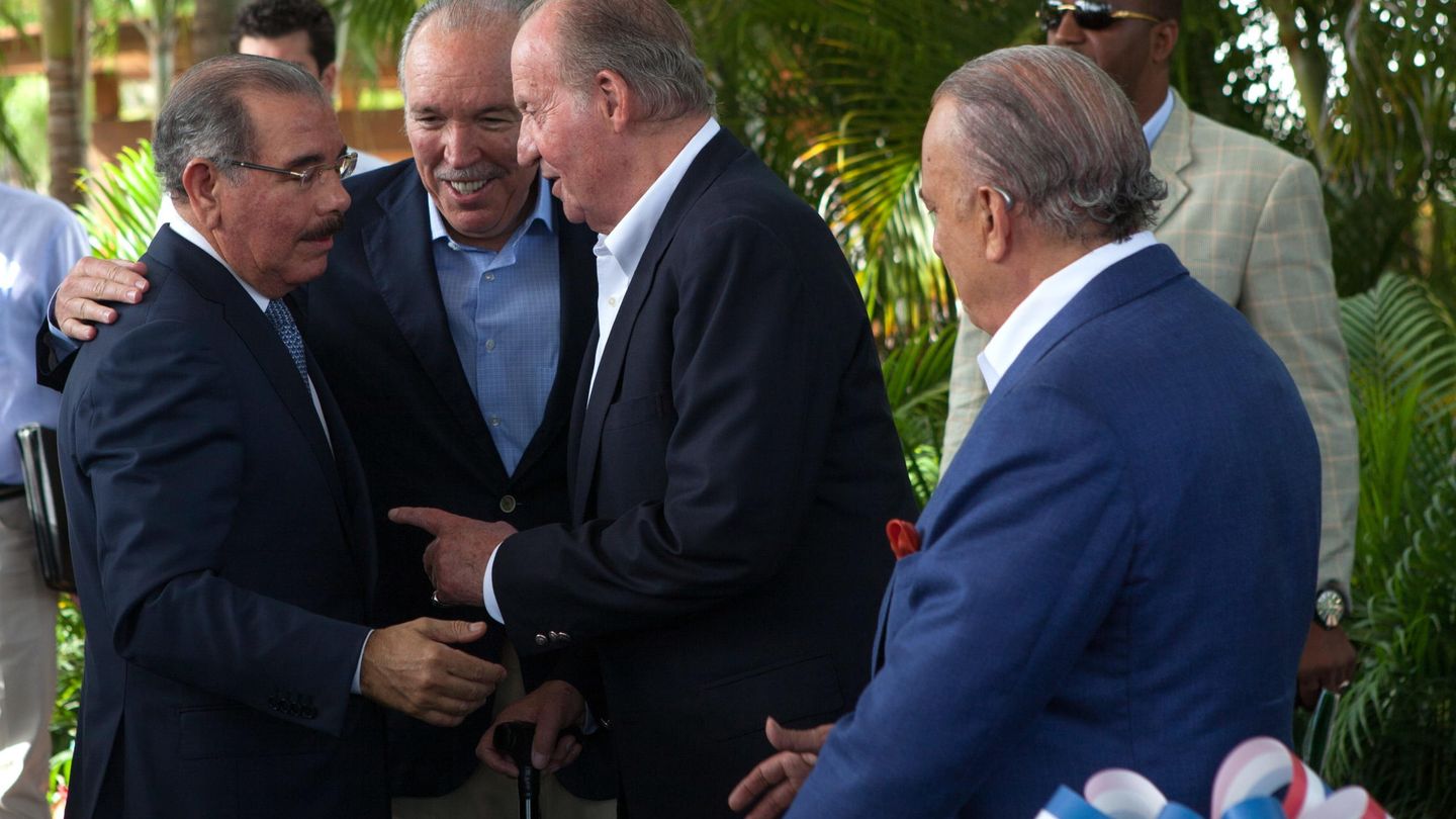 El rey Juan Carlos de España conversa con el empresario José Fanjul y el empresario Gustavo Cisneros. (EFE)