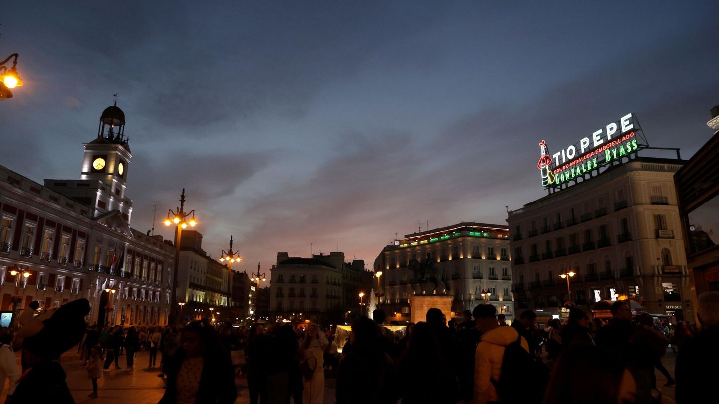 Vista en la Puerta del Sol de Madrid del final de la manifestación feminista. (EFE)