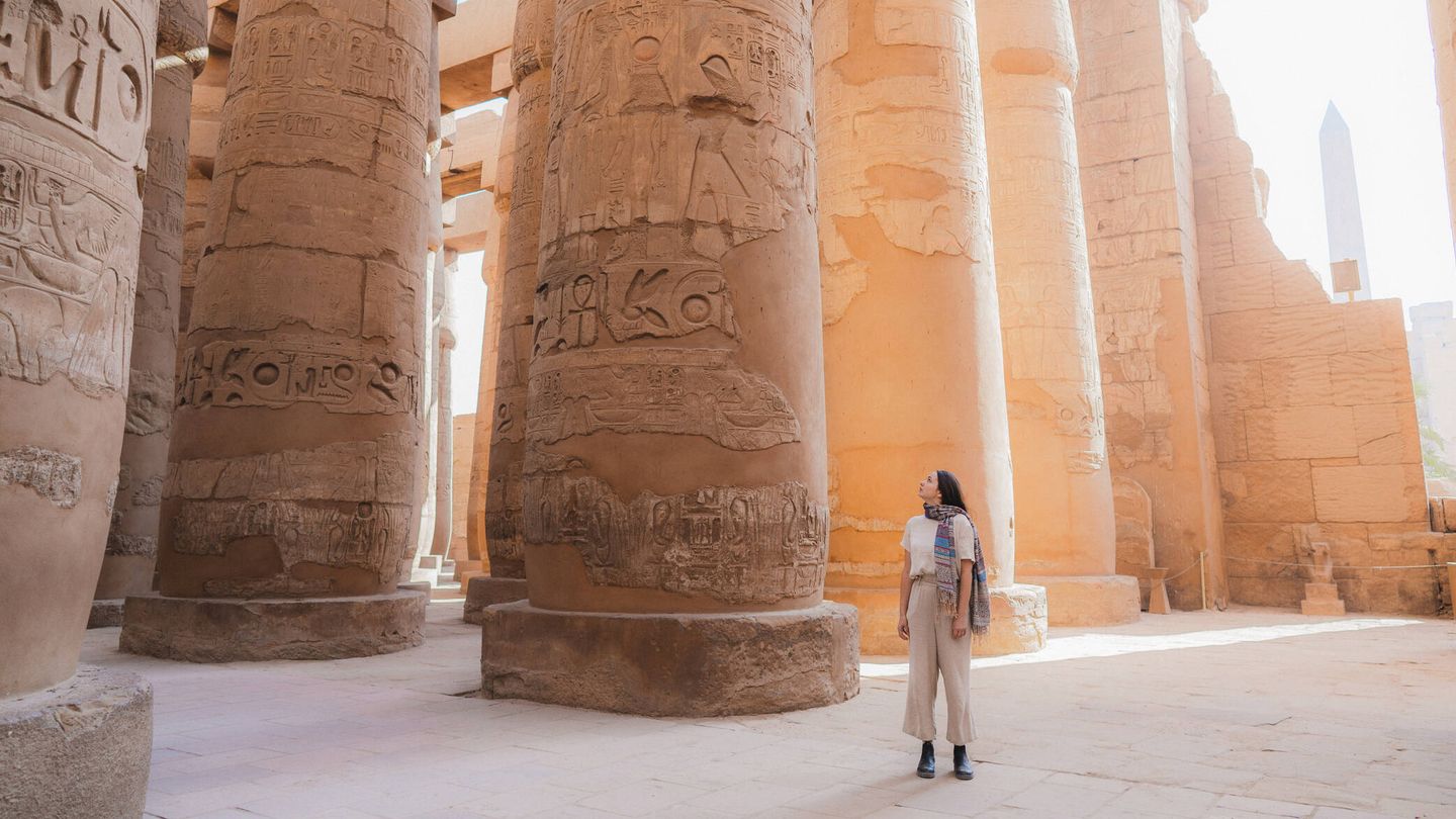 Una mujer camina por el imponente templo de Luxor. (Cedido)