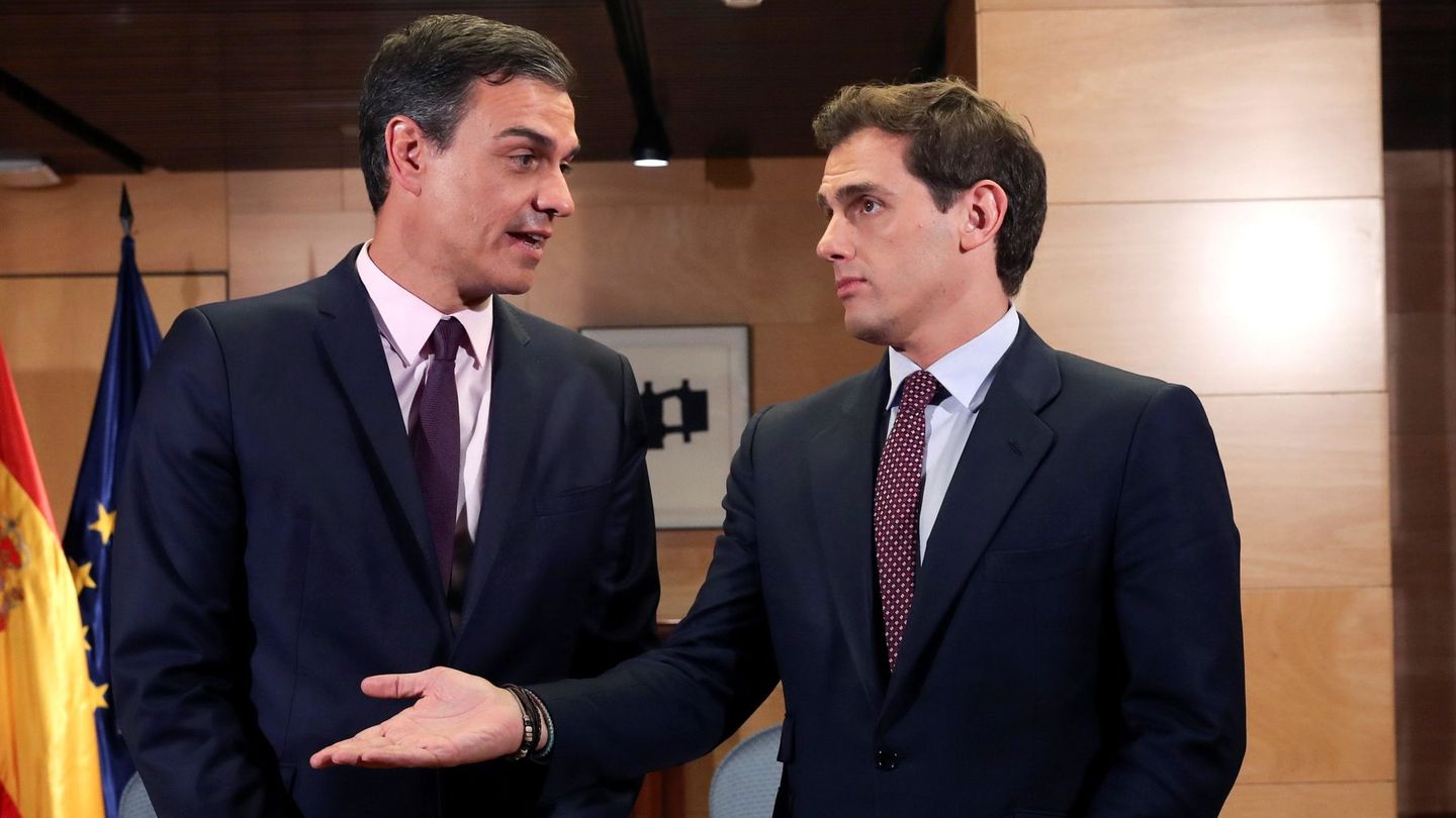 El presidente del Gobierno en funciones, Pedro Sánchez (i), se reúne con el líder de Cs, Albert Rivera. (EFE)