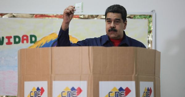 Foto: El presidente venezolano Nicolás Maduro votando este domingo en las elecciones municipales. (EFE)