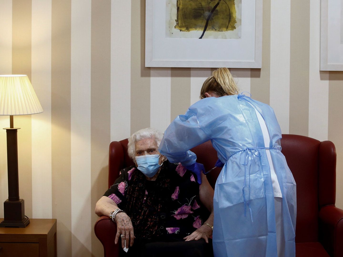 Los ancianos en residencias geriátricas son los primeros en recibir las dosis. (EFE)