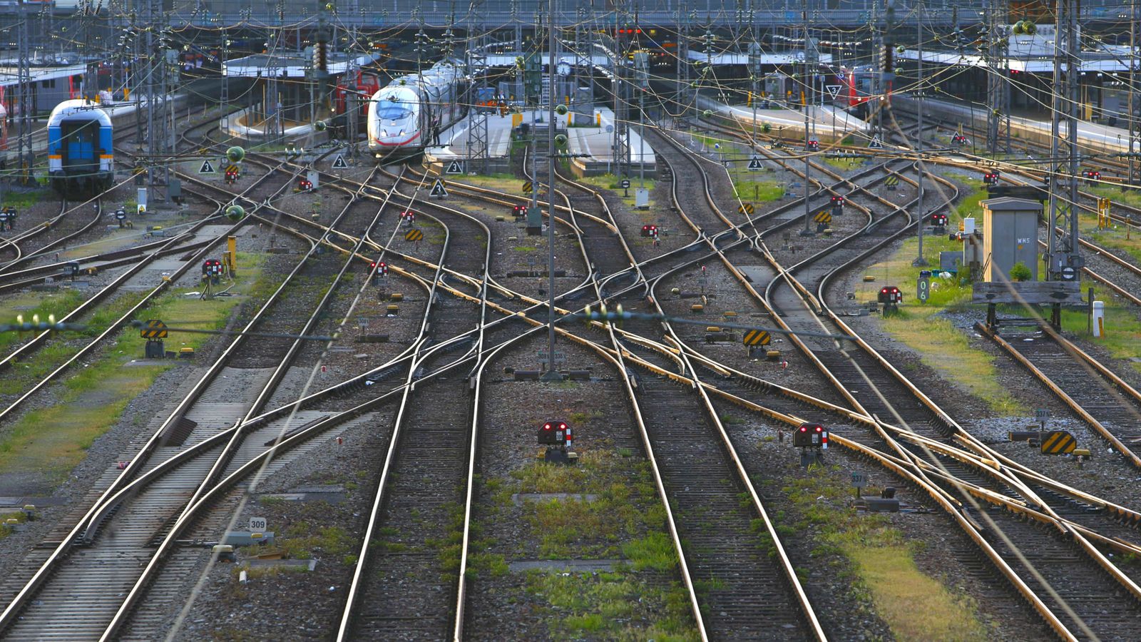 Foto: Vías y semáforos ferroviarios son algunos de los elementos que pueden sufrir un ataque informático. (Reuters)