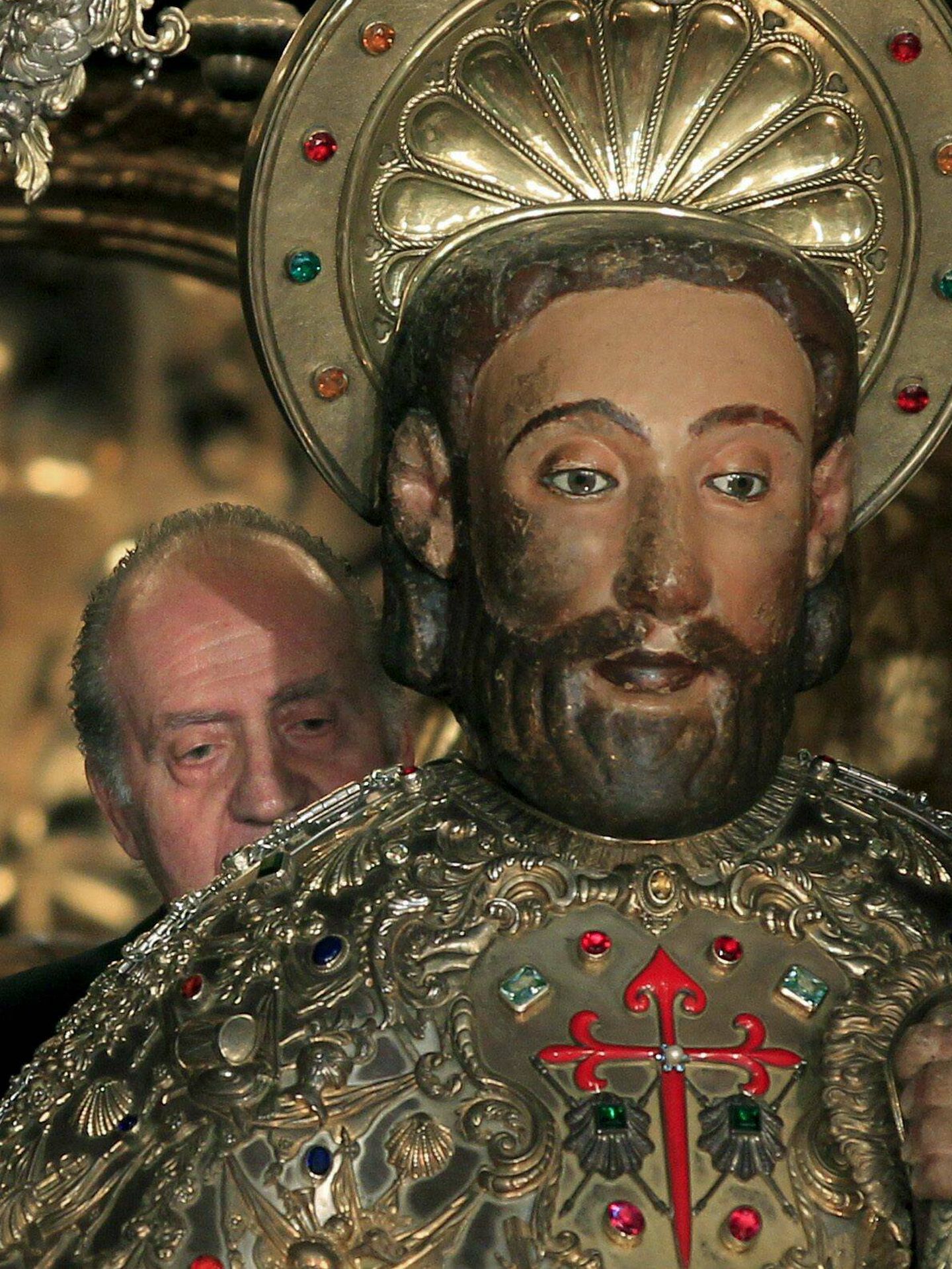 El rey Juan Carlos, abrazando al patrón durante esa visita a la catedral. (Getty)