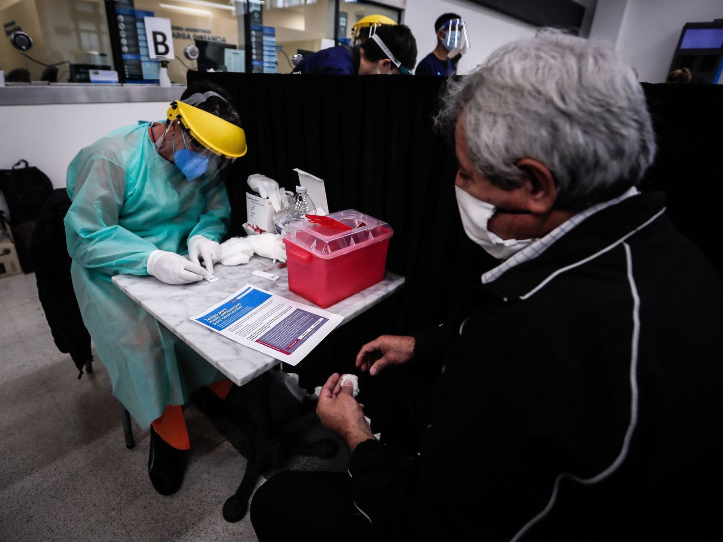 Foto de archivo de personal sanitario realizando un testeo para coronavirus. (EFE)