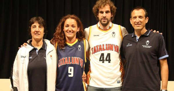Foto: Presentación de las camisetas de las selección catalana en 2012, con los entrenadores Silvia Font y Salva Maldonado y los jugadores Laia Palau y Roger Grimau. (FCBQ)