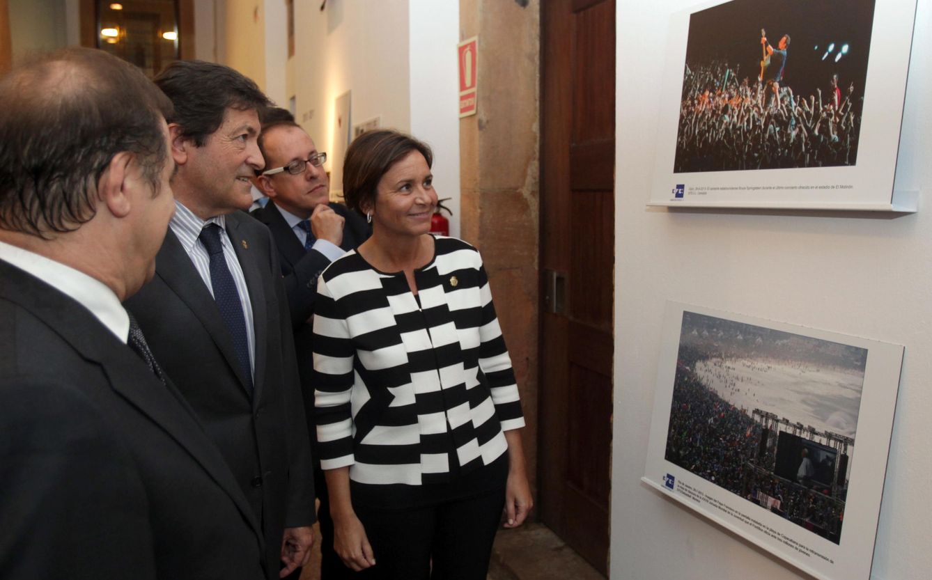 Carmen Moriyón, junto al presidente asturiano, Javier Fernández, en un acto público. (EFE)