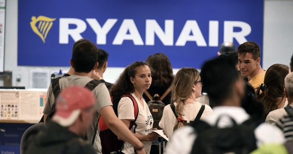 Foto: Usuarios de la aerolínea Ryanair esperan en los mostradores de facturación de la aerolínea de la Terminal 1 del aeropuerto Adolfo Suárez Madrid-Barajas. (EFE)