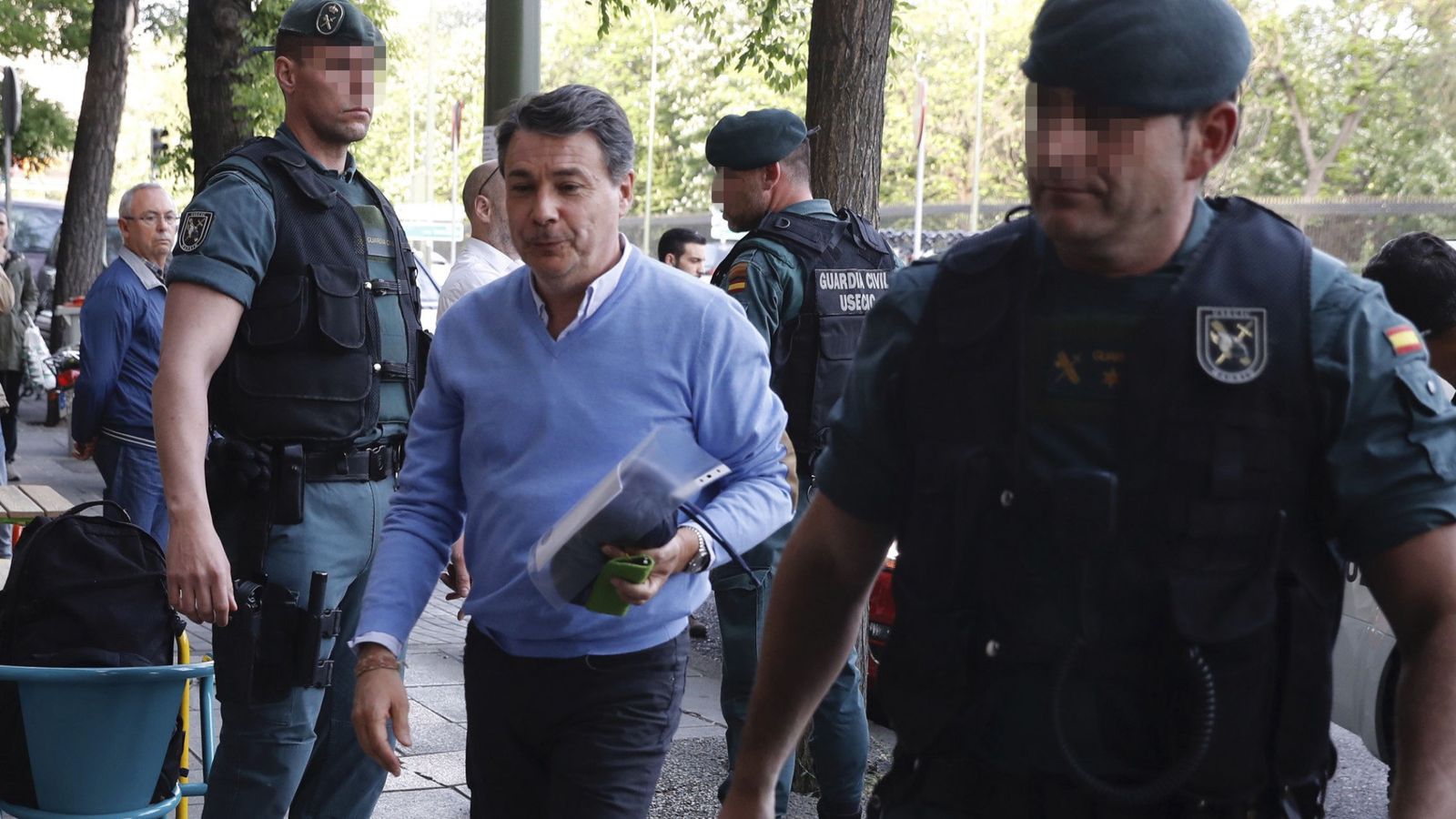 Foto: El expresidente de la Comunidad de Madrid Ignacio González (c) llega a su despacho acompañado por guardias civiles para proceder al registro del mismo. (EFE)