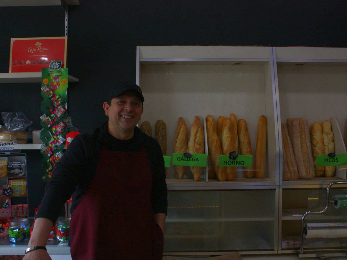 Eduardo es trabajador social, y aunque aún realiza voluntariado, abrió su panadería hace seis meses en Parla Este. (Foto: Héctor G. Barnés)