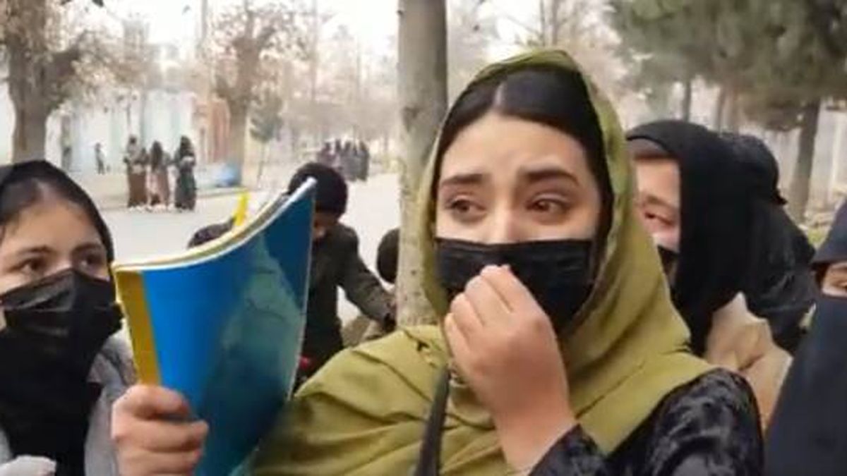 "¡Dejad que aprendan!": protestas en Afganistán por el veto a las mujeres en la educación