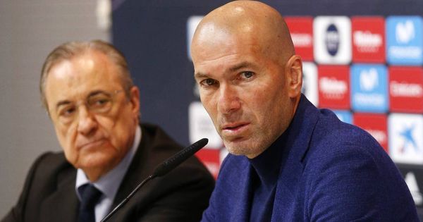 Foto: Florentino Pérez escucha a Zidane el día de su despedida. (EFE)
