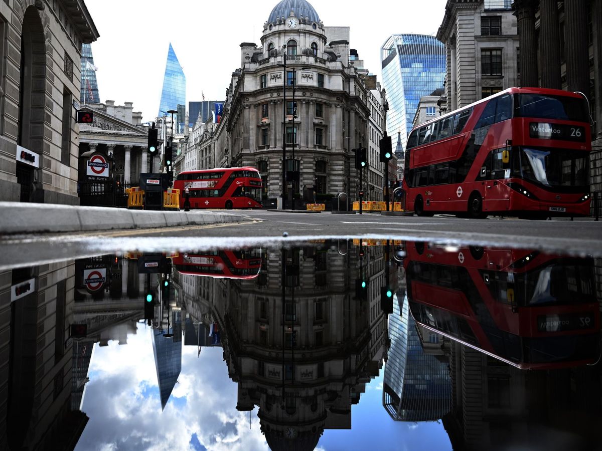 Foto: Los autobuses rojos pasan junto al Banco de Inglaterra, en Londres. (EFE)