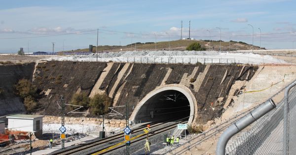 Foto: Trabajos en el túnel del Regajal. (R. M.)