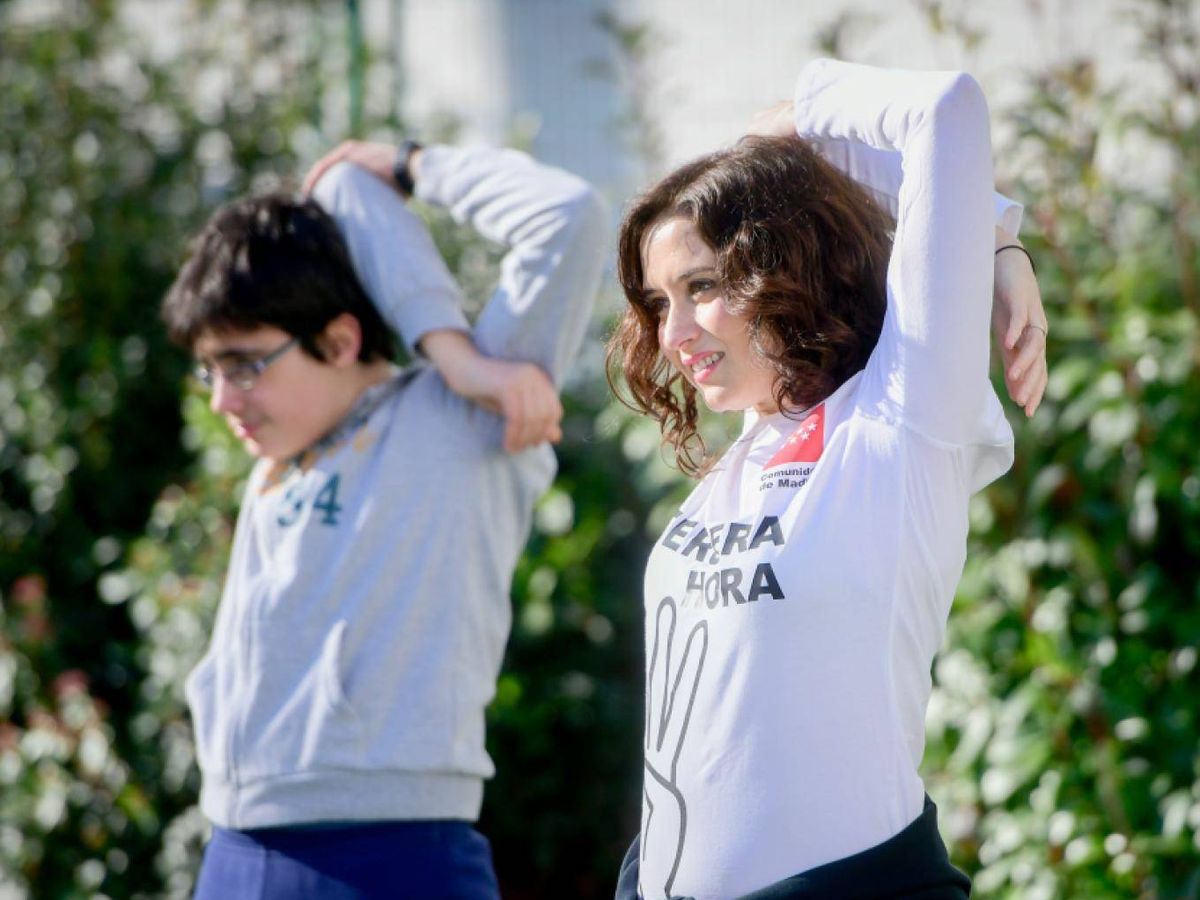 Foto: Díaz Ayuso, con una camiseta promocionando la tercera hora de Educación Física. (Comunidad de Madrid)