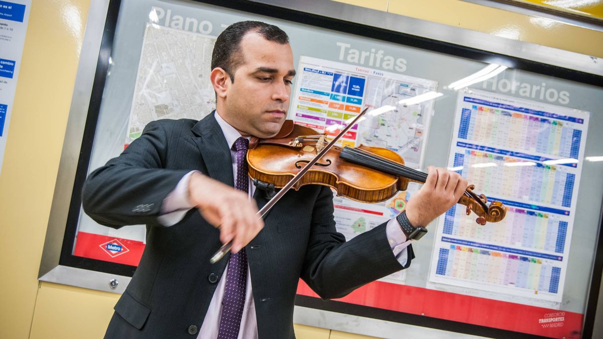 De petrolero a violinista en el metro: así viven los refugiados del chavismo en Madrid