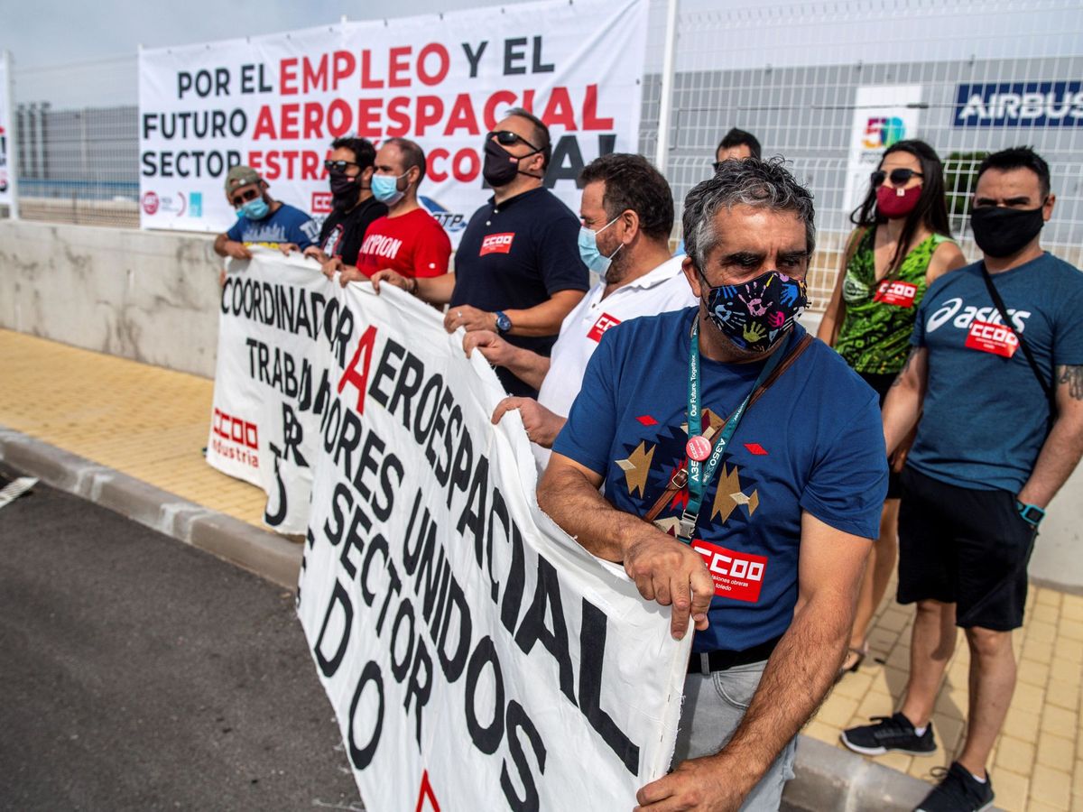 Foto: Los trabajadores de la planta de Airbus de Illescas, durante la concentración a las puertas de la fábrica el pasado julio. (EFE)