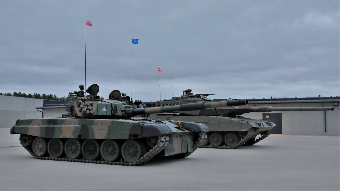 La comparación del tamaño de un PT-91 (versión polaca del T-72) y de un Leopardo 2E, no deja lugar a dudas. (Juanjo Fernández)