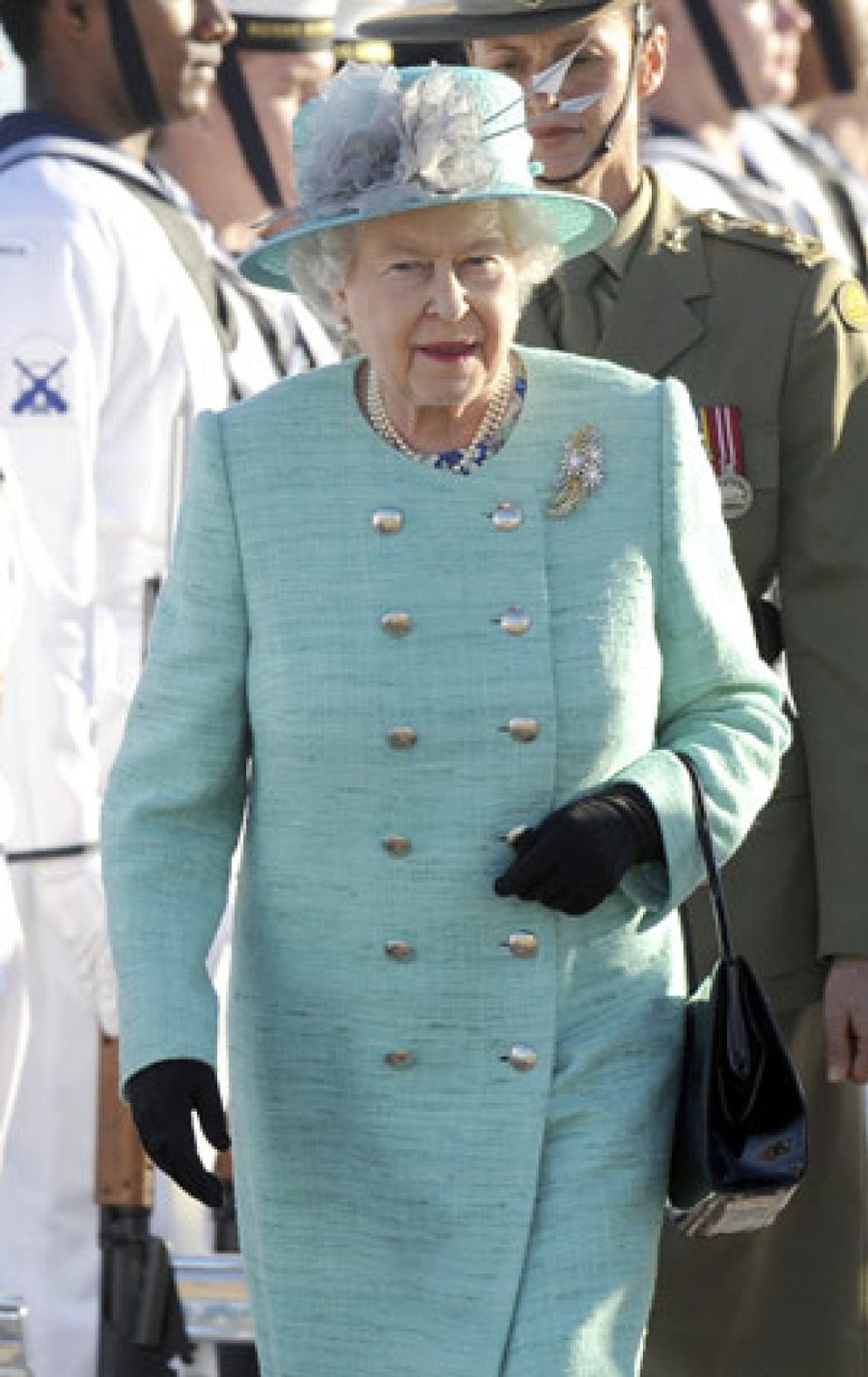 Foto: Un australiano enseña su trasero a la Reina de Inglaterra
