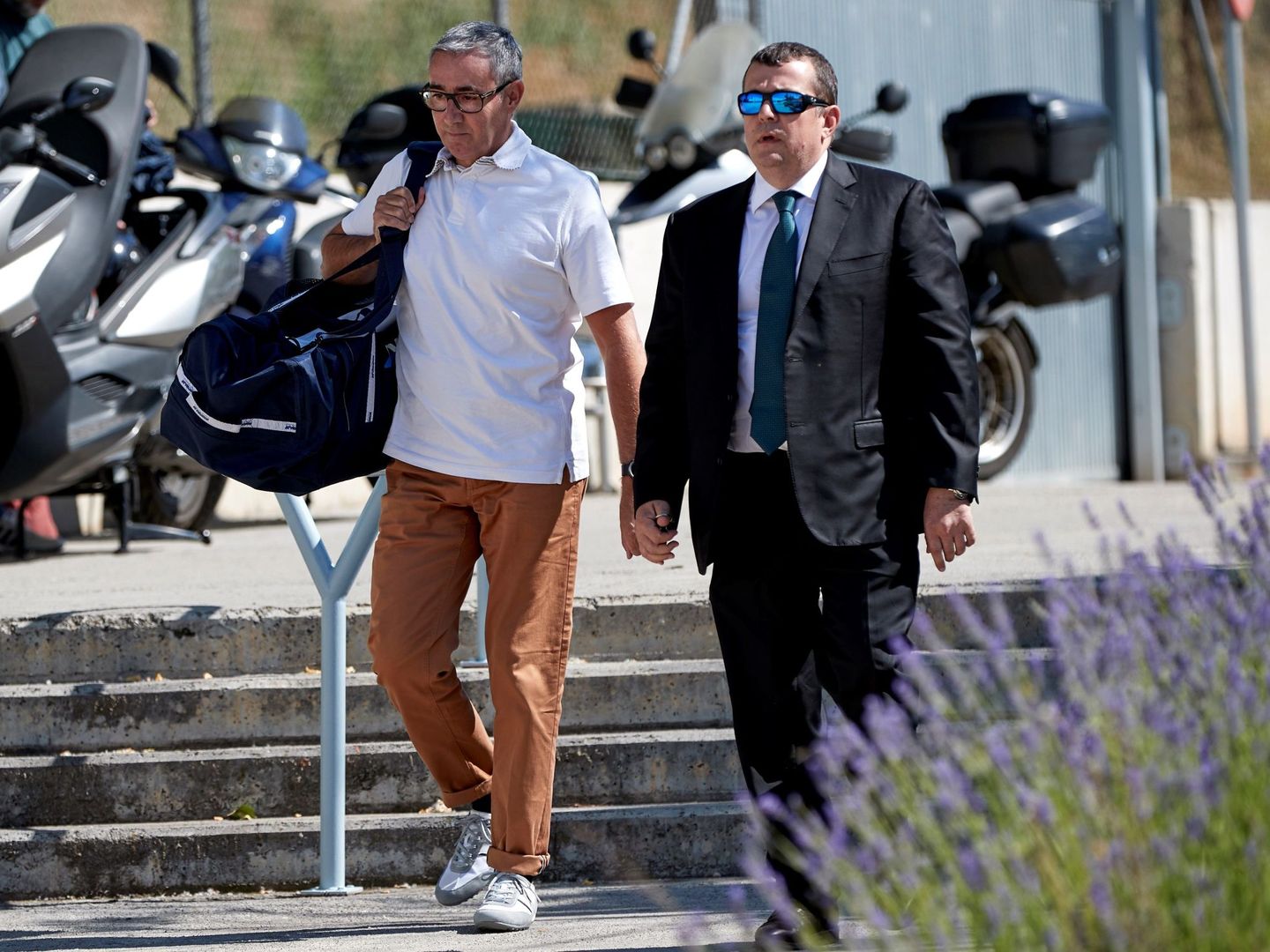 Diego Torres, acompañado de su abogado Manuel González Peters, entra en prisión. (EFE)