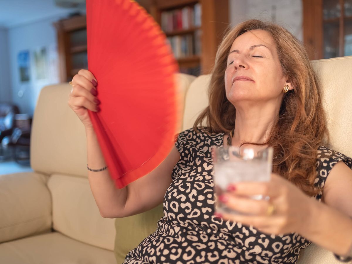 Foto: Los sofocos están entre los síntomas más frecuentes durante la menopausia. (iStock)