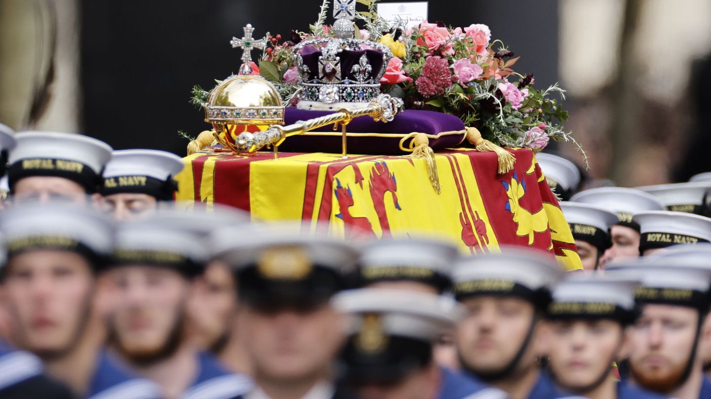 Militares portan el féretro de la reina Isabel II durante su Funeral de Estado. (EFE)