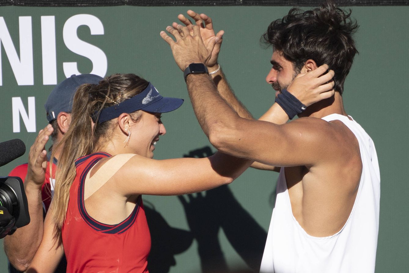 Paula Badosa y Juan Betancourt se abrazan tras ganar ella en Indian Wells. (Gtres)