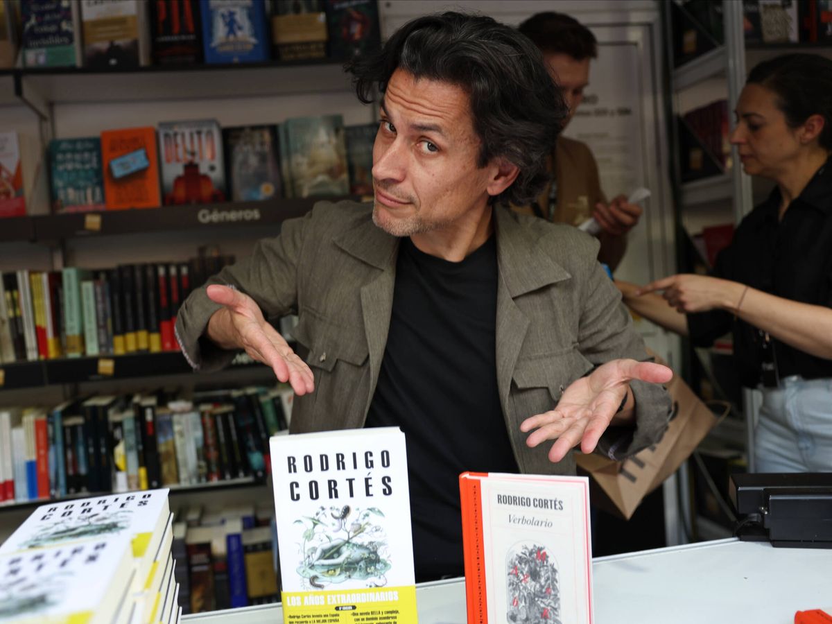 Foto: El director Rodrigo Cortés en la Feria del Libro de Madrid de 2023 enseñando sus libros (aunque no hablando de ellos). (Europa Press/Isabel Infantes)