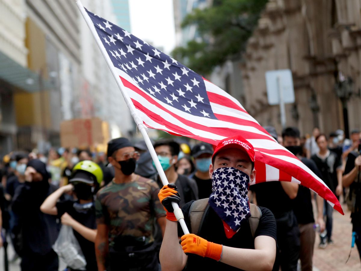 Foto: Manifestantes prodemocracia en Hong Kong con la bandera de Estados Unidos. (Reuters)