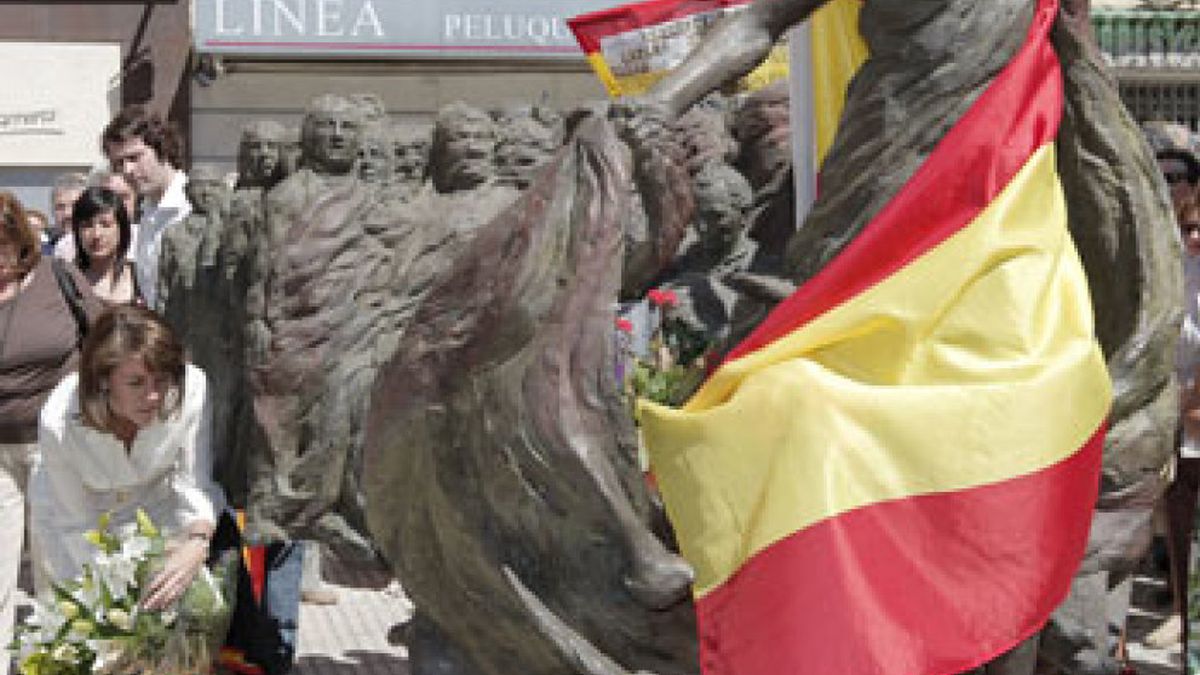 La AVT condena la excarcelación de De Juana mientras movimientos pro amnistía le reciben en San Sebastián