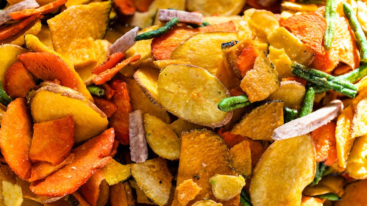 Los chips vegetales no son más sanos que las patatas fritas