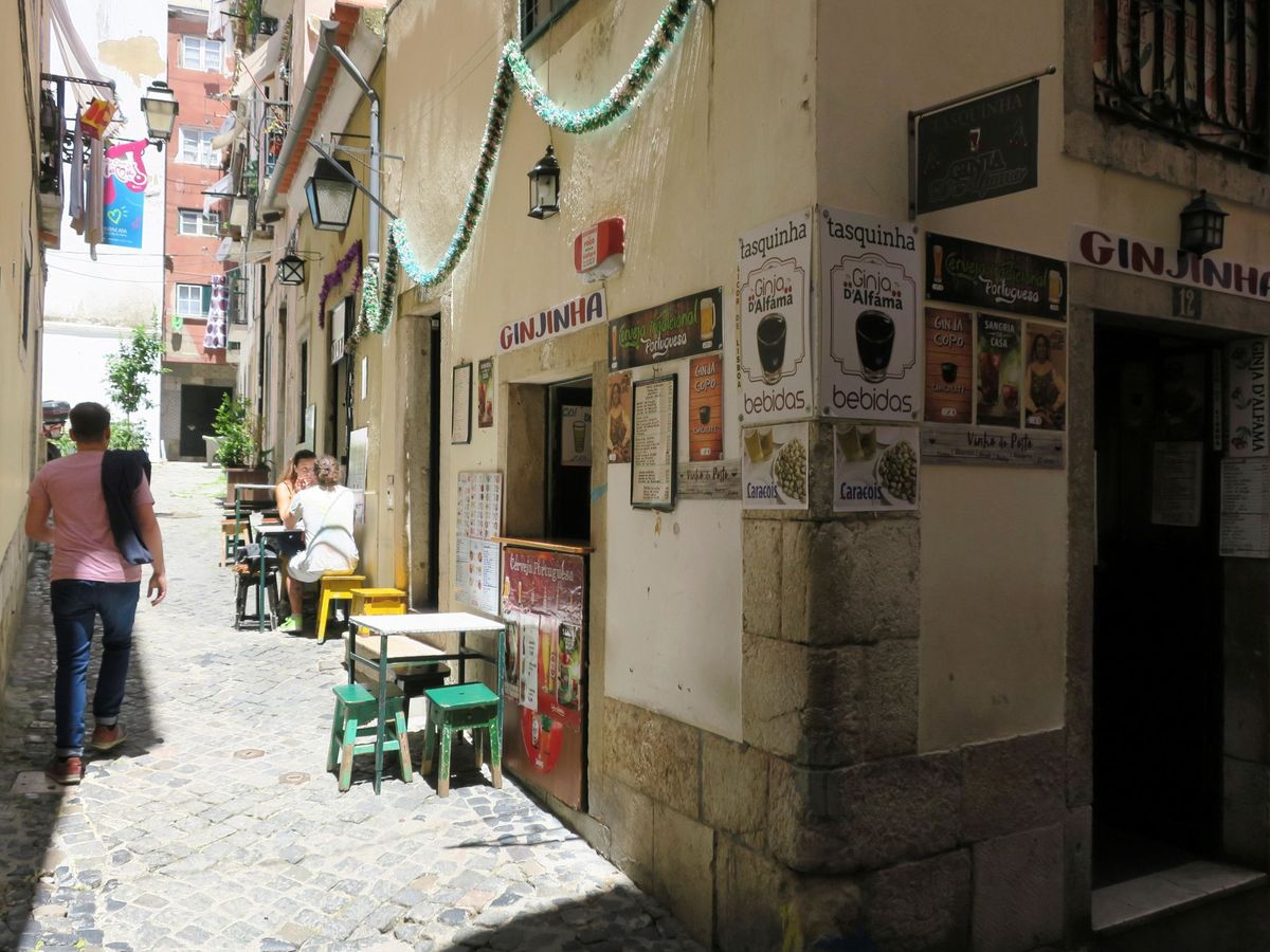 Foto: Una calle vacía en el céntrico barrio lisboeta de Alfama este verano. (EFE)