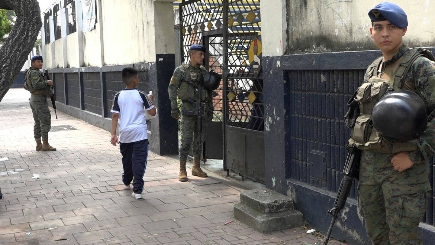 Militares frente a una escuela en Guayaquil. H.E.