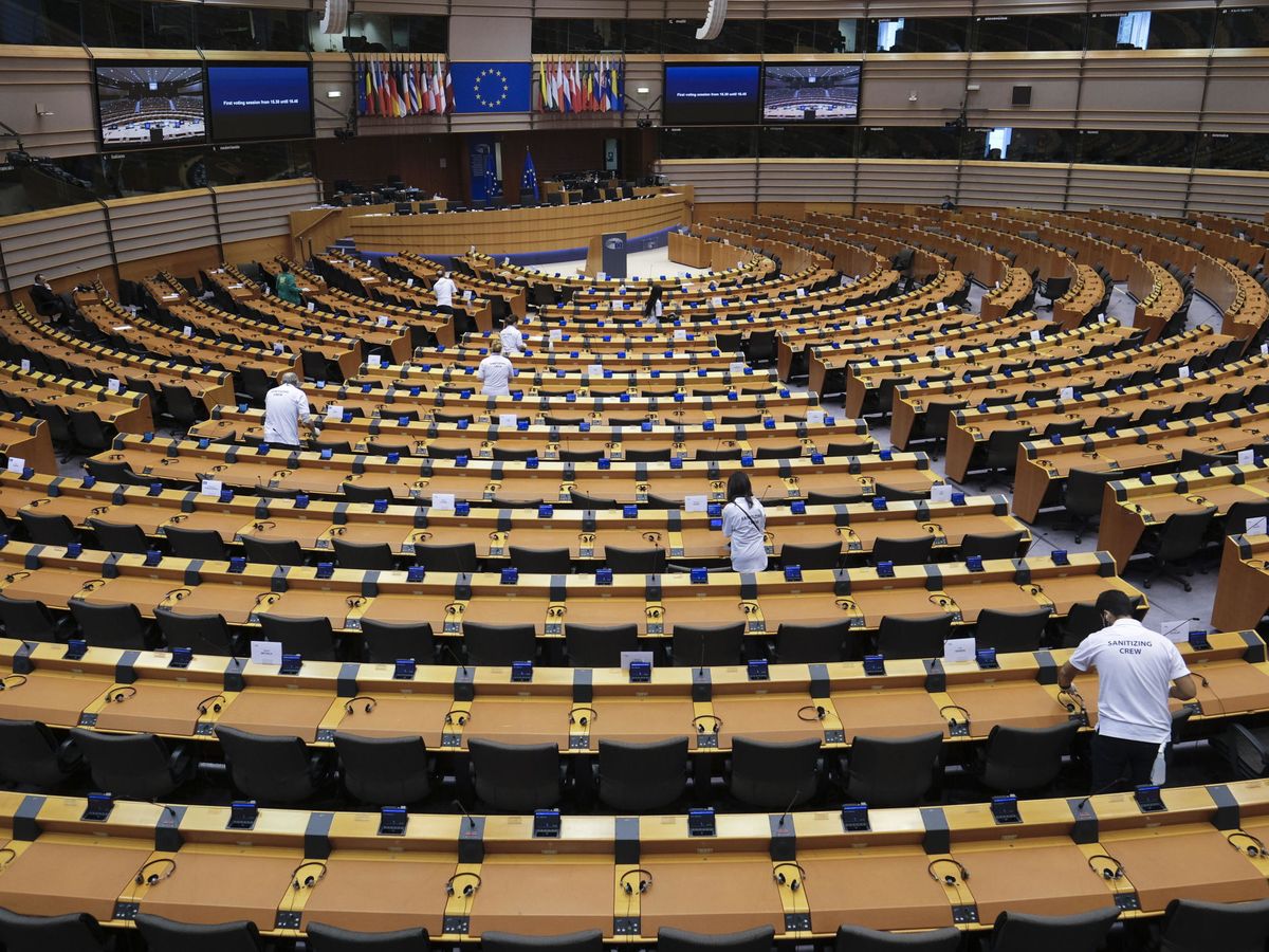 Foto: Trabajadores del Parlamento Europeo limpian el hemiciclo antes de una sesión del pleno. (EFE)