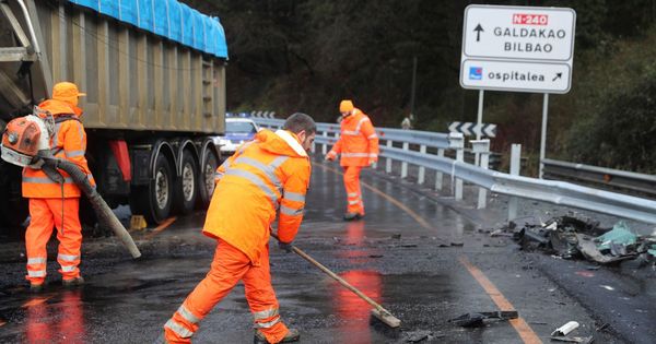 Foto: Operarios limpian la carretera tras un accidente en Vizcaya. (EFE)