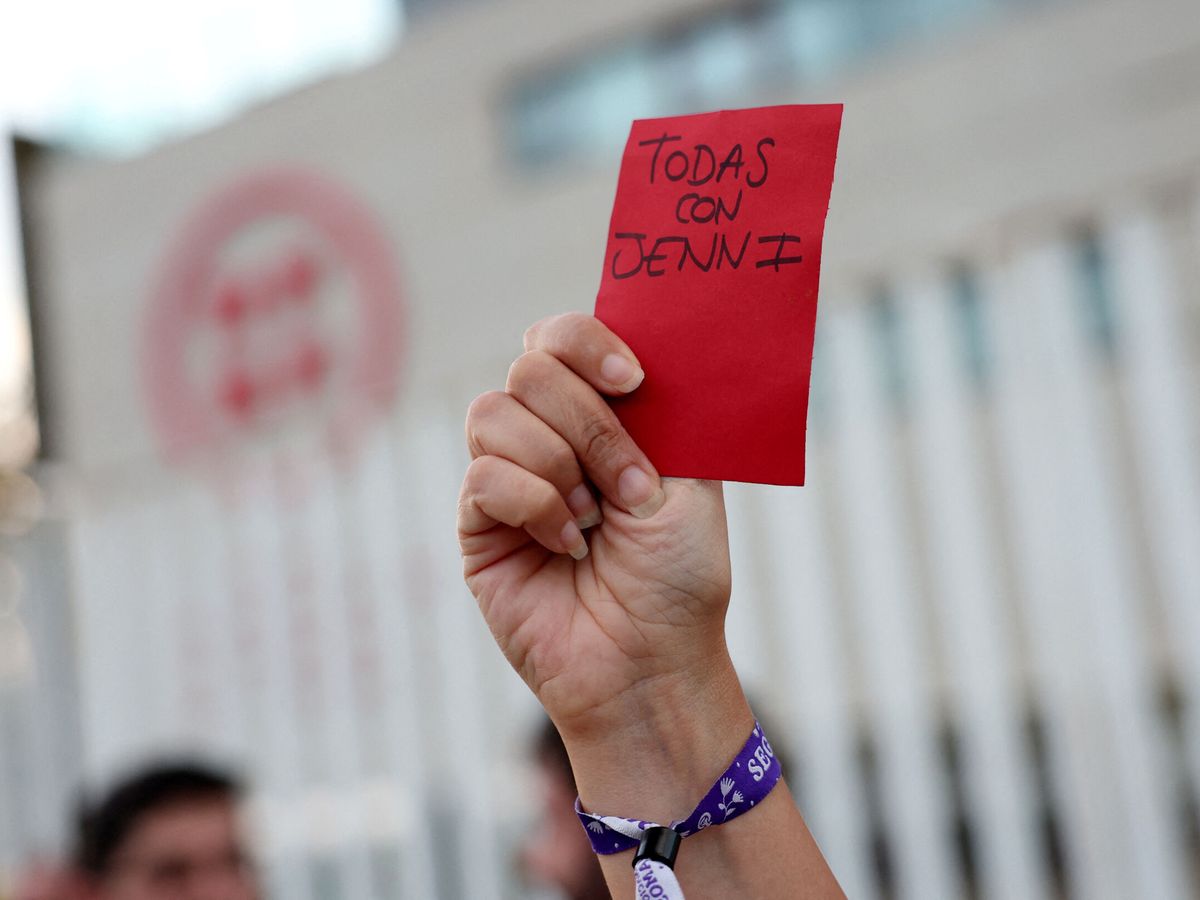 Foto: Protesta frente a la sede de la RFEF. (Reuters/Isabel Infantes)
