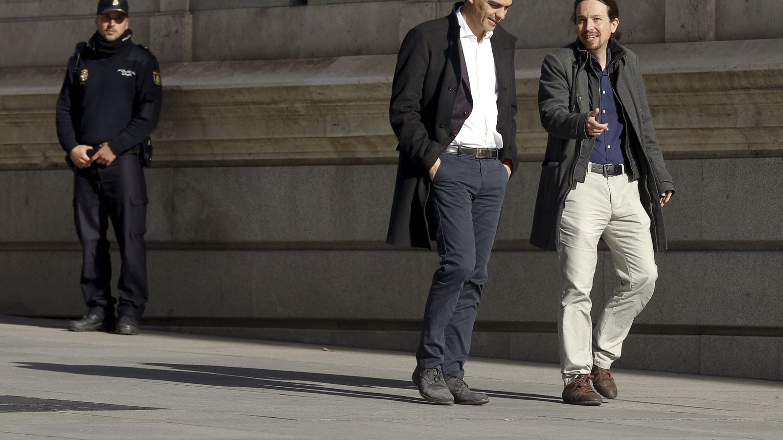 Foto: El líder de Podemos, Pablo Iglesias, junto con el secretario general del PSOE, Pedro Sánchez. (Reuters)